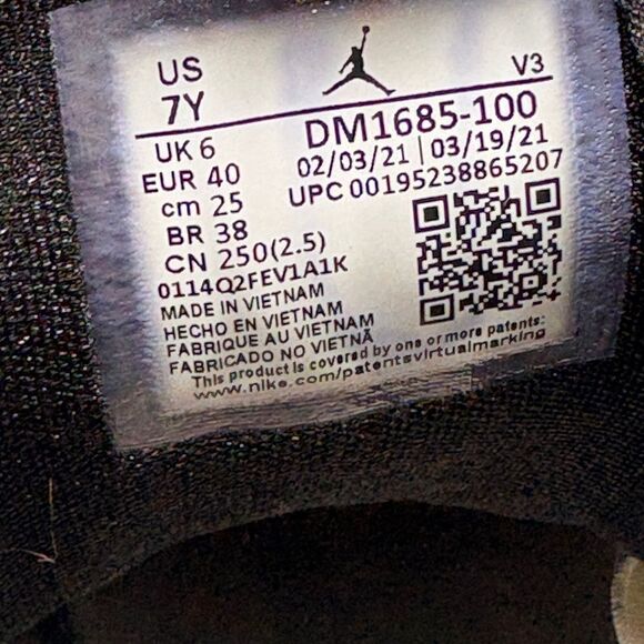 Size 7Y/8.5Women - Nike Jordan white/black,silver shoes - Picture 9 of 9